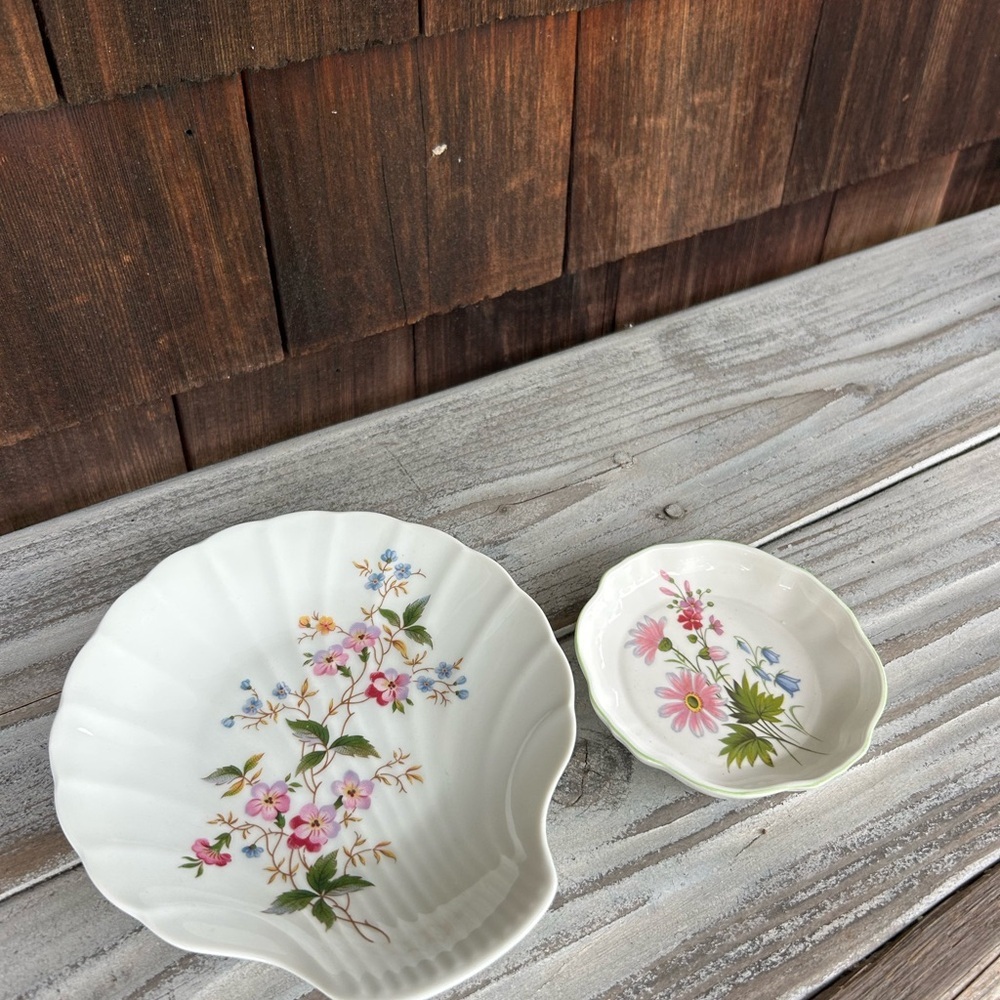 Floral Shell-Shaped Porcelain and Bone China French and English Plate Set - Picture 5 of 9
